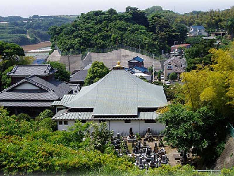 緑に囲まれた三浦シーサイド墓苑の全景