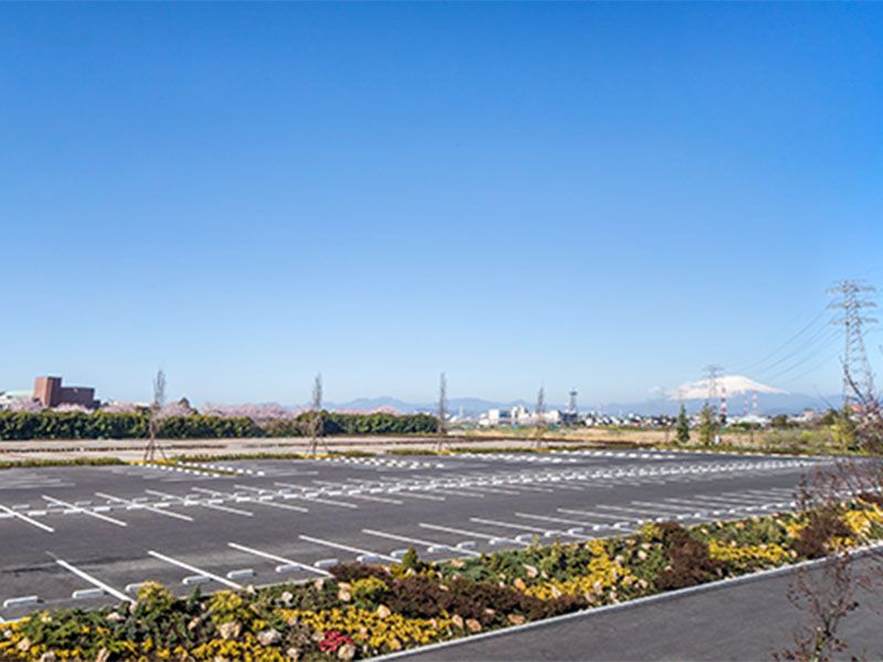 広々とした大型駐車場完備