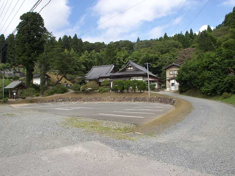 山あいの寺院外観と広場