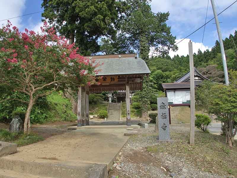 山門前の参道