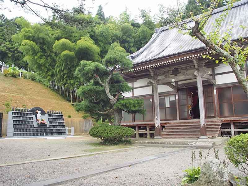 本堂と山あいの墓苑