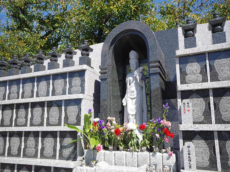 慈眼院墓苑 永代供養墓・樹木葬　花のお供えされた永代供養墓