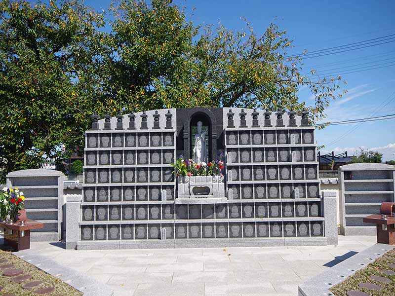 慈眼院墓苑 永代供養墓・樹木葬　木に囲まれた永代供養碑