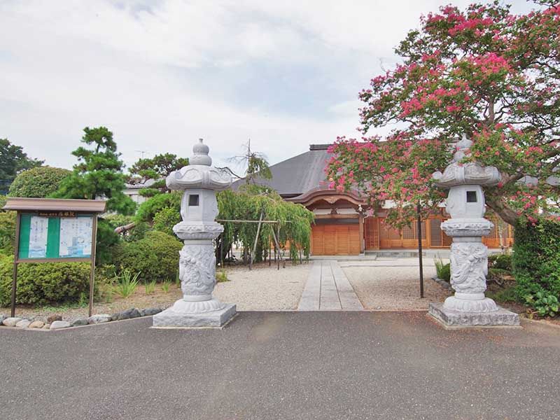 石灯籠のある寺院入口