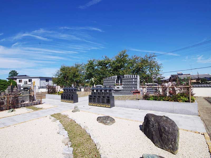 石庭と墓石の墓苑