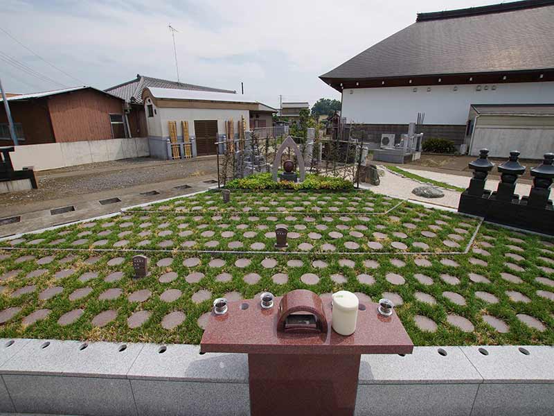 建物前の芝生墓地区画
