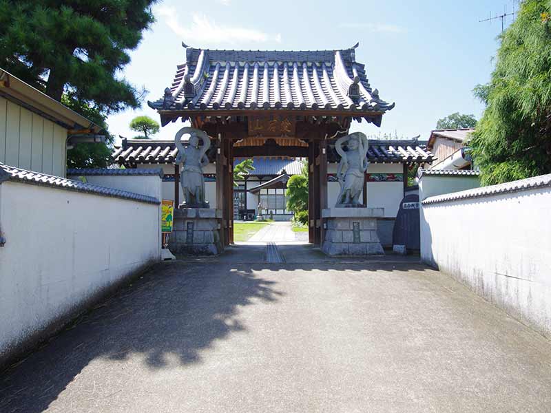 加須の杜霊苑 西浄寺 永代供養墓・樹木葬　迫力のある山門