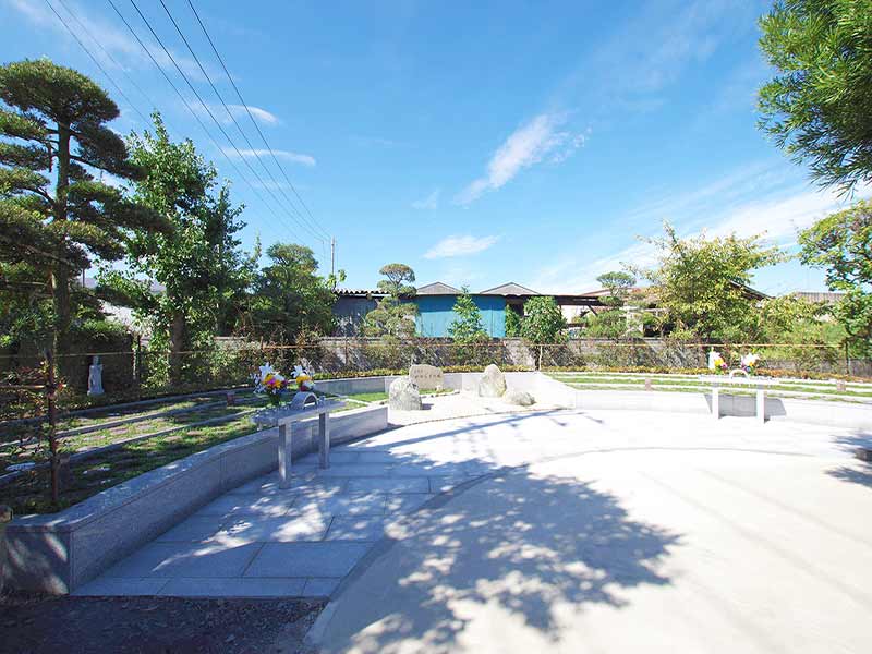 加須の杜霊苑 西浄寺 永代供養墓・樹木葬　花の供えられた樹木葬