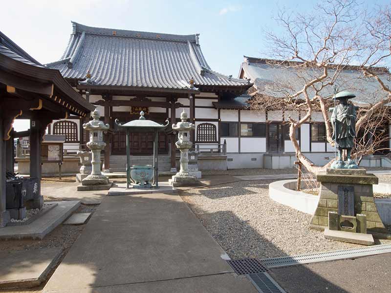 境内から見た本堂