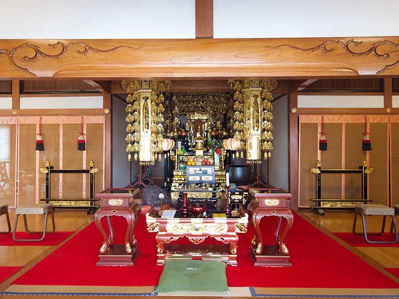 祭壇のある堂内