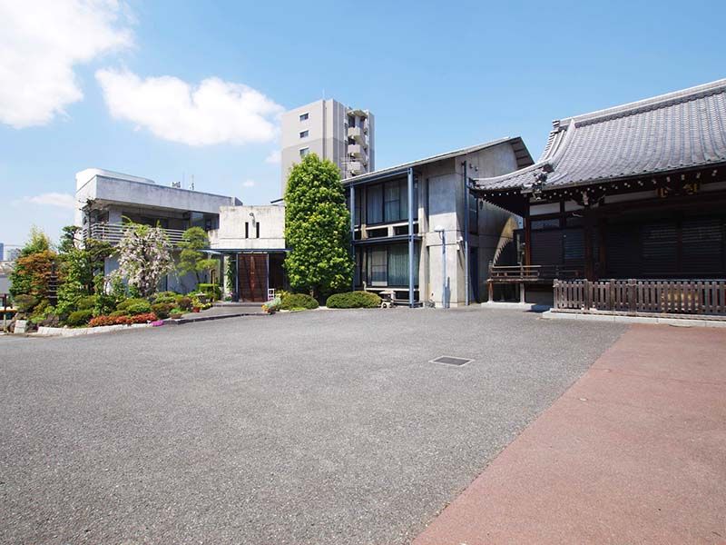 建物外観と広い駐車場