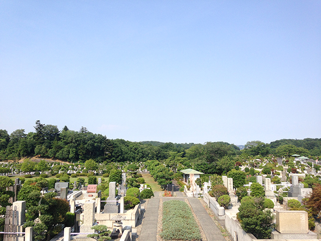 東京霊園　手入れの行き届いた植栽が美しい墓域