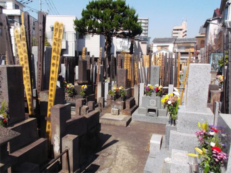 長源寺　日当たりの良い墓域