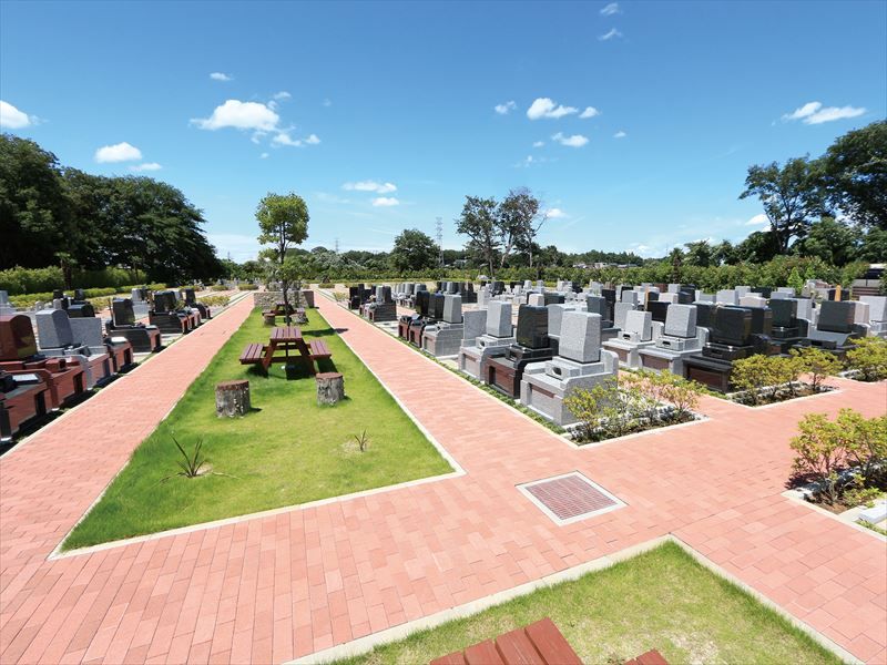 小江戸聖地霊園　広く平坦な参道