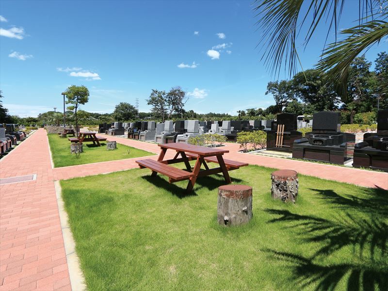 小江戸聖地霊園　園内休憩用ベンチ