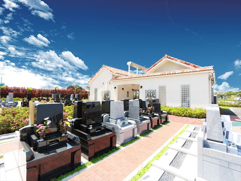 第二朝霞聖地霊園　管理棟と空のコントラスト