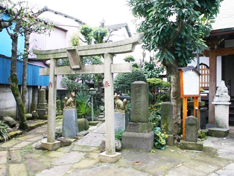 専念寺　本堂横にある稲荷社