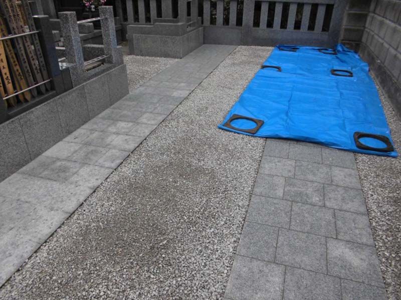 稲荷山 光明院　参道に置かれたブルーシート