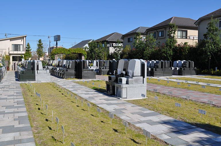 三鷹メモリアルグランデ　整備された芝生が美しい墓域