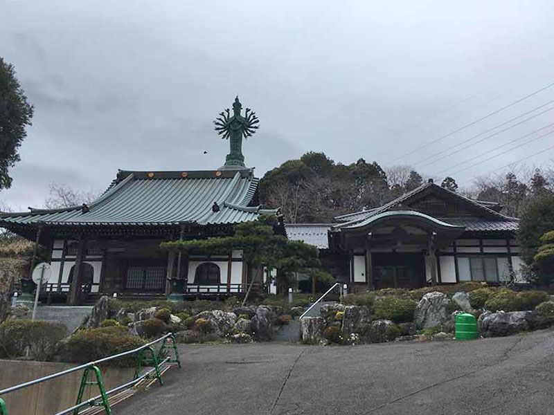東光寺墓苑　観音様が見守る境内風景