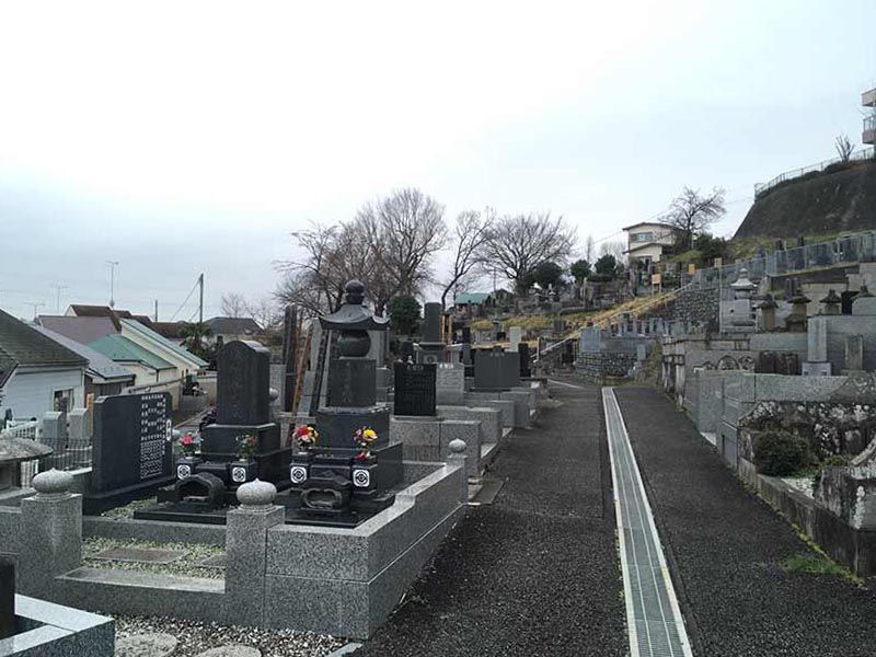 曹洞宗大蔵山 安全寺　舗装され歩きやすい墓所