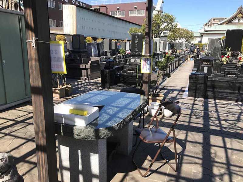 グリーンパーク葛飾　墓域横の石机