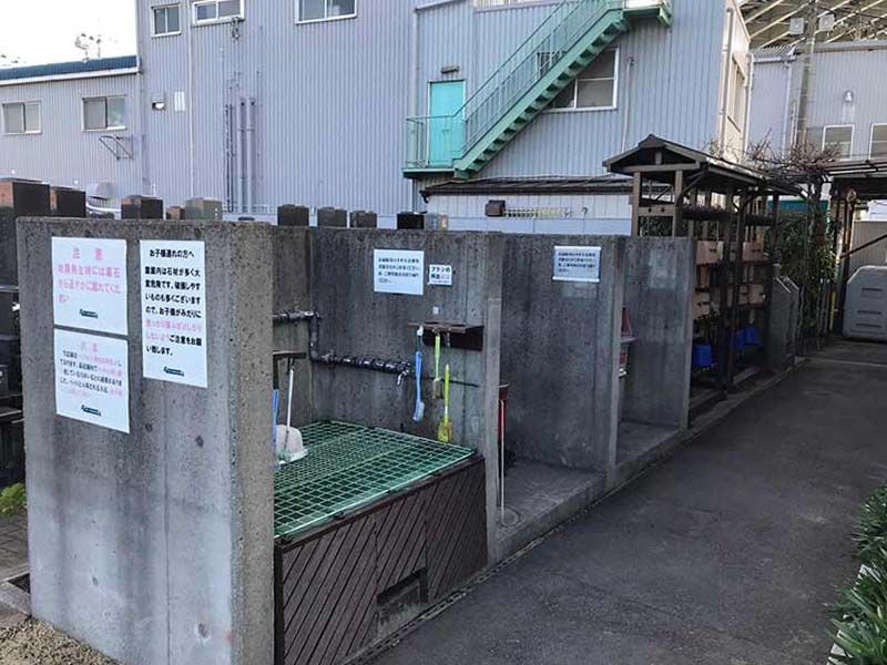 四つ木聖地苑　道具も完備された水汲み場