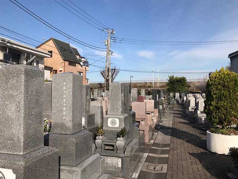 四つ木聖地苑　様々な暮石が並ぶ墓域