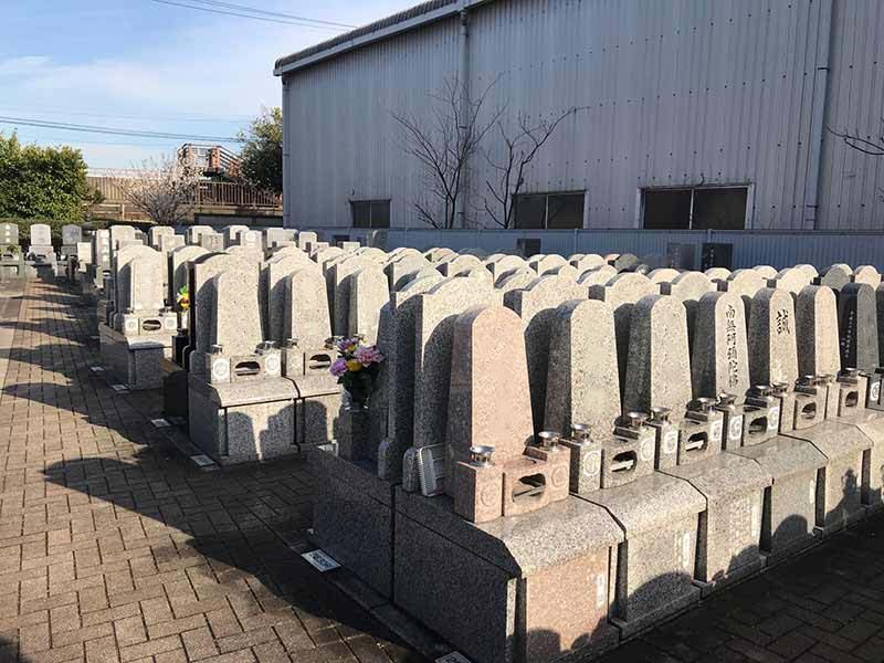 四つ木聖地苑　きれいに並んだ墓石