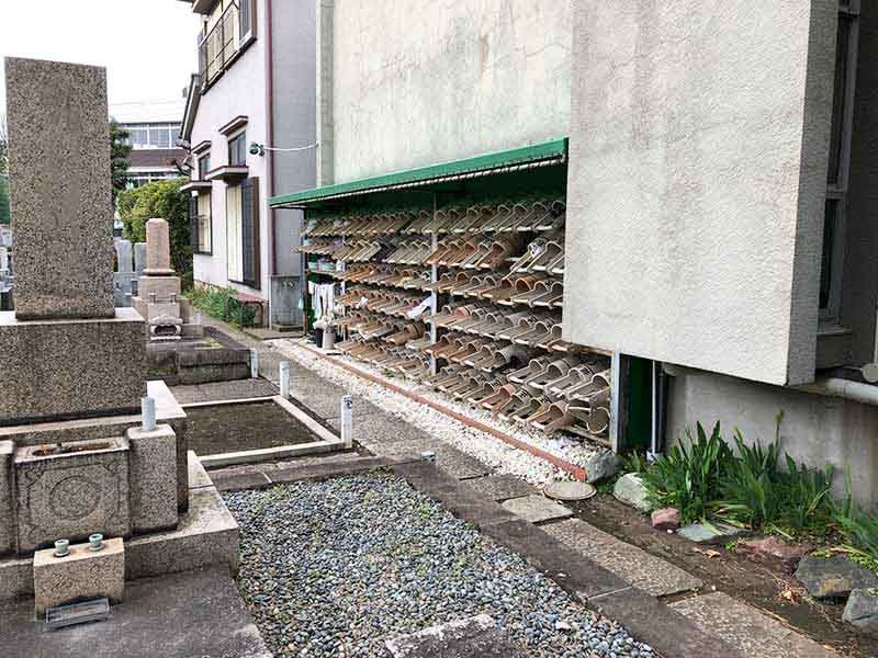 正善寺別院 仙川霊廟　多くの桶が用意されている水汲み場