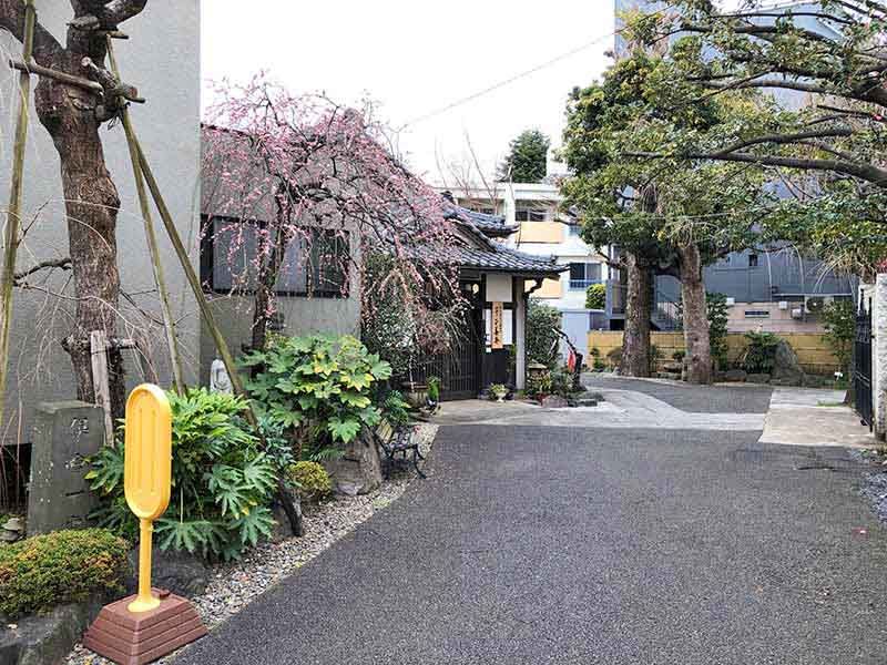 正善寺別院 仙川霊廟　季節によっては花を楽しめる参道