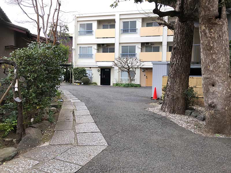 正善寺別院 仙川霊廟　広くゆとりある参道