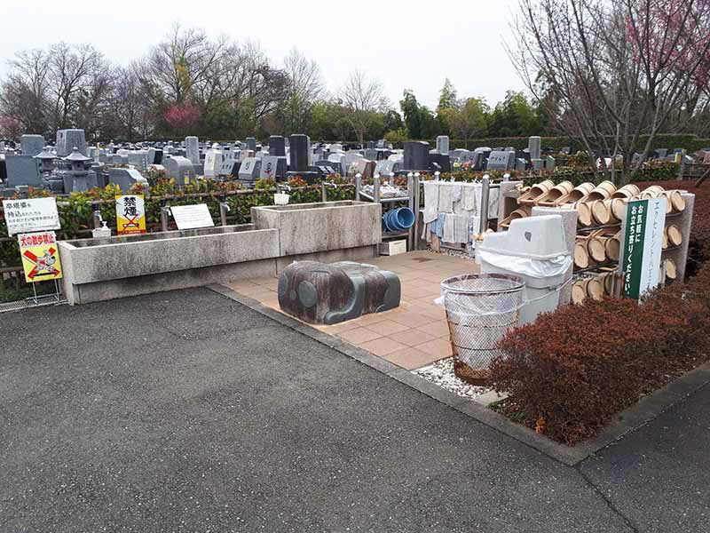 エクセレント八王子聖地　水道やバケツの数も十分に用意されています