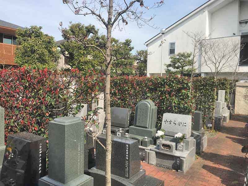 赤堤の郷　様々な種類の墓石がある墓域