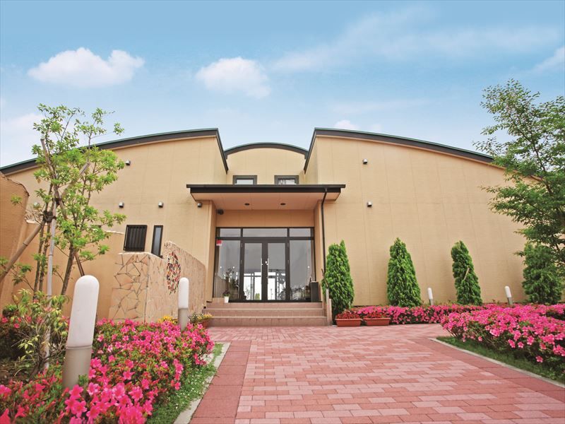 メモリアルパーク流山聖地　管理事務所付近に飾られた植栽や花々