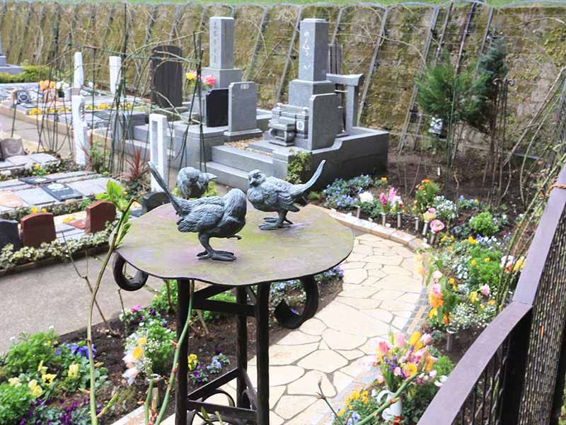 鎌倉やすらぎの杜　可愛らしい小鳥のモニュメント