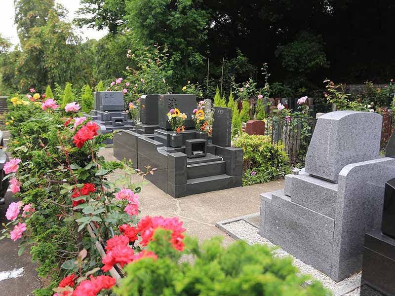 鎌倉やすらぎの杜　バラに囲まれた墓域