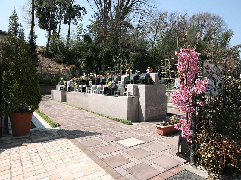 川口 永久の絆　日当たりが良く平坦な墓域