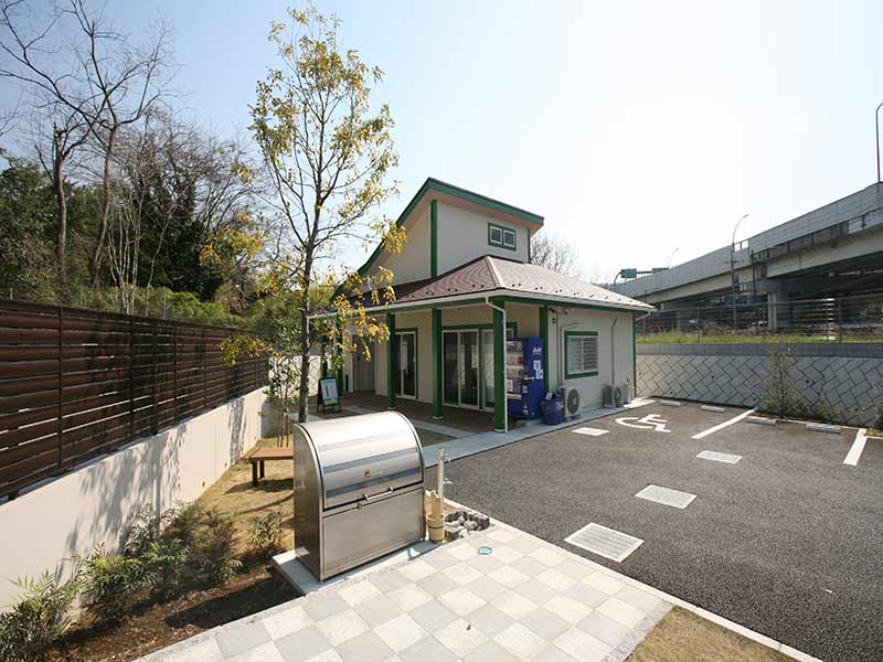 川口中央霊園の管理棟と駐車場