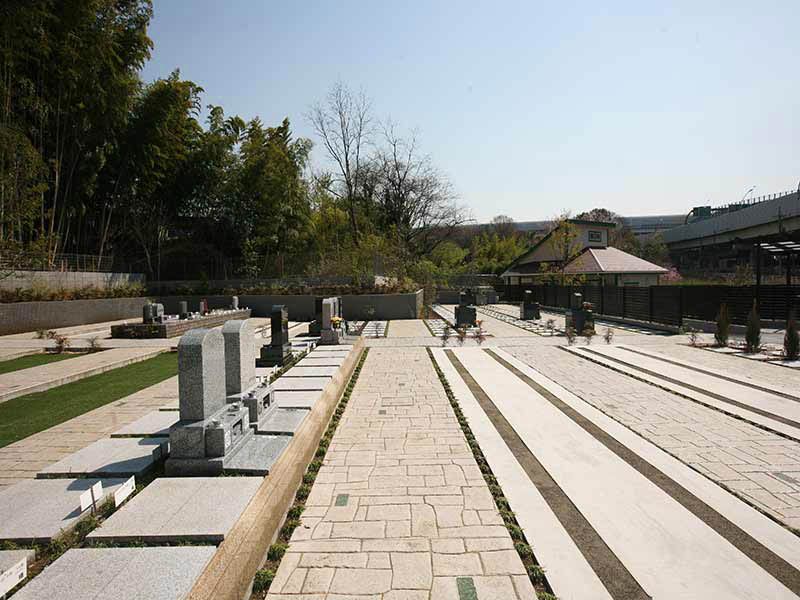 川口中央霊園のバリアフリー設計でどなたでも安心してお参りできる墓所