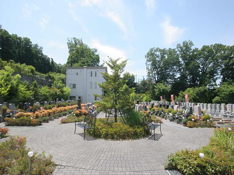 町田こもれびの杜霊苑　手入れされた植栽が美しい霊園風景①