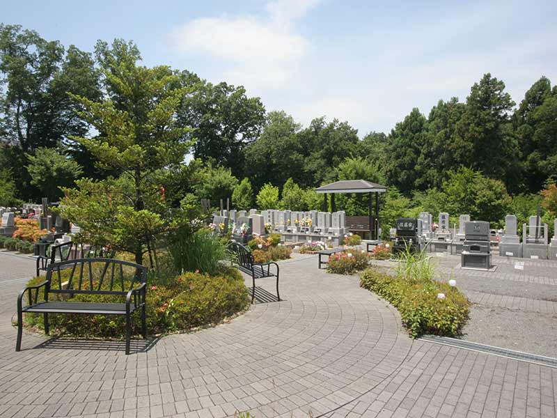 町田こもれびの杜霊苑　手入れされた植栽が美しい霊園風景②