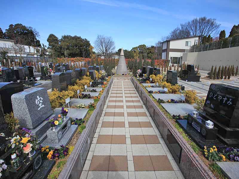 川口さくら霊園の幅広い園内通路