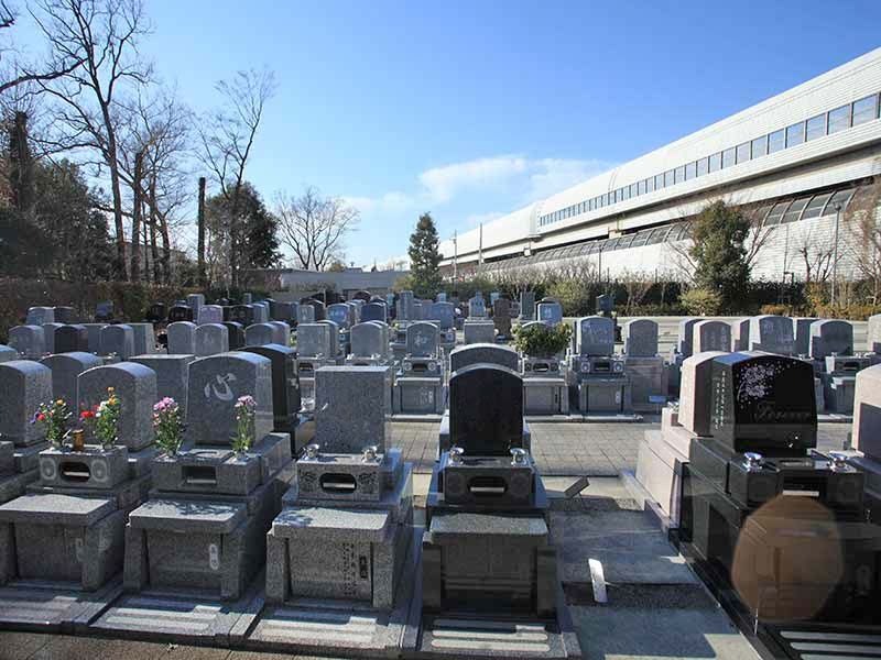 川口光輪メモリアルの清掃が行き届いた園内風景