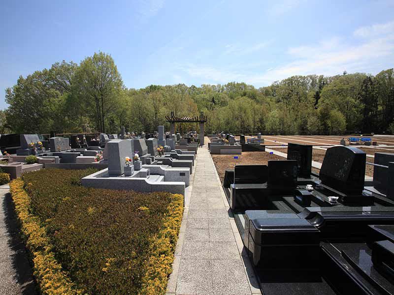 東京霊園　舗装されているので安心してお参りできる墓域