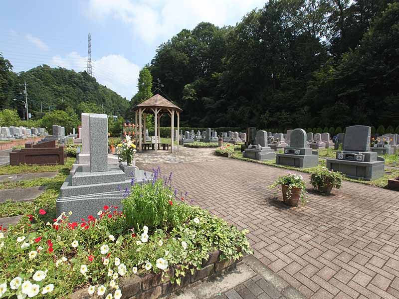 手入れされた植栽が美しい八王子 上川霊園の墓域