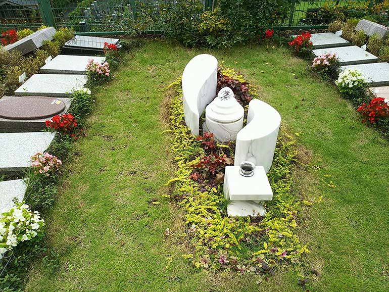 西東京墓苑　安らかな眠りを表現したふれあいの碑