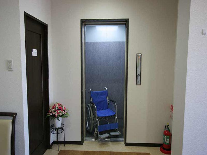 横浜あさひ霊園　管理棟内エレベーター完備