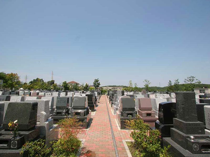 横浜あさひ霊園　広々とした参道でどなたでも安心してお参りできる墓域