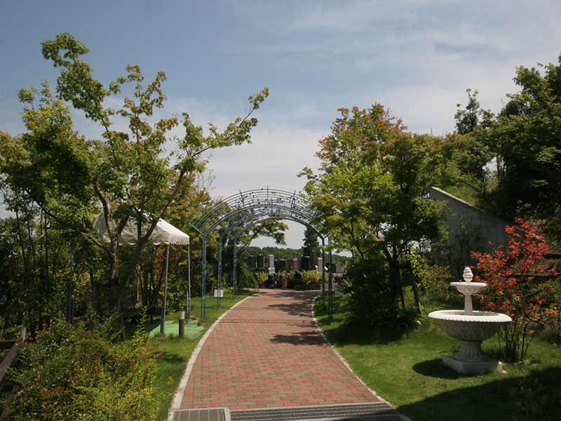 横浜あさひ霊園　手入れの行き届いた植栽